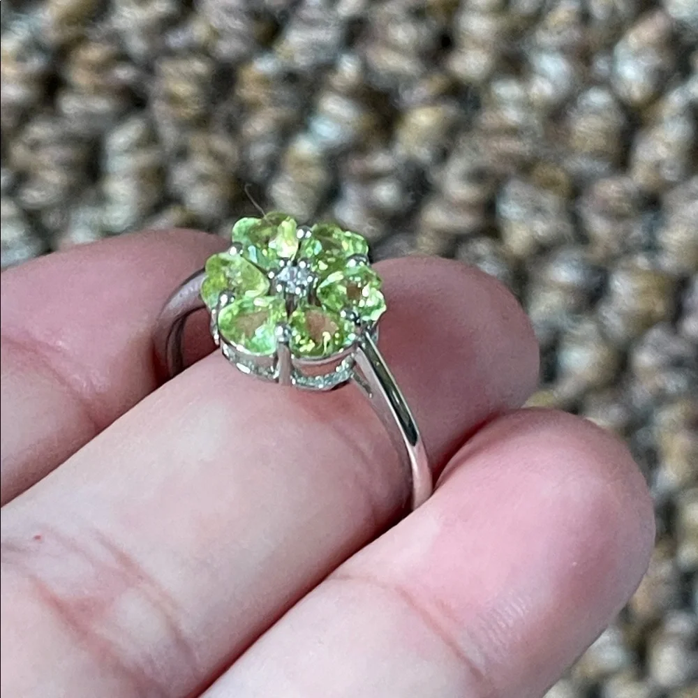 NWT Elegant Natural Peridot Gemstone Floral Ring in 925 Sterling Silver Size 8